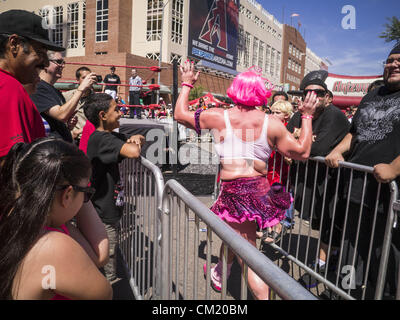 16 septembre 2012 - Phoenix, Arizona, États-Unis - CHI CHI, un lutteur de lucha libre, s'exécute dans l'anneau avant son match d'exhibition de Lucha Libre sur l'héritage hispanique jour. Les Diamondbacks de l'Arizona ont tenu leur 14e Journée du patrimoine hispanique, dimanche pour le coup d'envoi du Mois du patrimoine hispanique (sept. 15-oct. 15) avant le 1:10 p.m. match entre la D-dos et les Giants de San Francisco. L'attraction principale de la journée a été trois Lucha Libre USA exposition combats en face de Chase Field Stadium avant le jeu. (Crédit Image : © Jack Kurtz/ZUMAPRESS.com) Banque D'Images