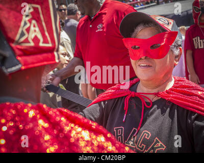 16 septembre 2012 - Phoenix, Arizona, États-Unis - une femme dans une maison faite Lucha Libra wrestling ensemble en face de Chase Field. Les Diamondbacks de l'Arizona ont tenu leur 14e Journée du patrimoine hispanique, dimanche pour le coup d'envoi du Mois du patrimoine hispanique (sept. 15-oct. 15) avant le 1:10 p.m. match entre la D-dos et les Giants de San Francisco. L'attraction principale de la journée a été trois Lucha Libre USA exposition combats en face de Chase Field Stadium avant le jeu. (Crédit Image : © Jack Kurtz/ZUMAPRESS.com) Banque D'Images