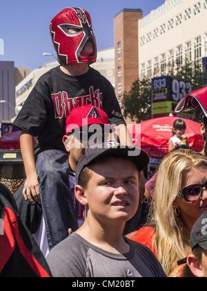 16 septembre 2012 - Phoenix, Arizona, États-Unis - Un ventilateur Arizona Diamondbacks arrive au jeu des Diamondbacks dans un masque de Lucha Libre pour hispanique le Jour du patrimoine. Les Diamondbacks de l'Arizona ont tenu leur 14e Journée du patrimoine hispanique, dimanche pour le coup d'envoi du Mois du patrimoine hispanique (sept. 15-oct. 15) avant le 1:10 p.m. match entre la D-dos et les Giants de San Francisco. L'attraction principale de la journée a été trois Lucha Libre USA exposition combats en face de Chase Field Stadium avant le jeu. (Crédit Image : © Jack Kurtz/ZUMAPRESS.com) Banque D'Images