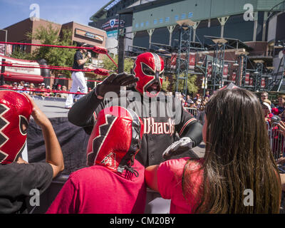 16 septembre 2012 - Phoenix, Arizona, États-Unis - un lutteur de lucha libre portant un masque de Lucha Libre Arizona Diamondbacks salue des fans avant un match dimanche. Les Diamondbacks de l'Arizona ont tenu leur 14e Journée du patrimoine hispanique, dimanche pour le coup d'envoi du Mois du patrimoine hispanique (sept. 15-oct. 15) avant le 1:10 p.m. match entre la D-dos et les Giants de San Francisco. L'attraction principale de la journée a été trois Lucha Libre USA exposition combats en face de Chase Field Stadium avant le jeu. (Crédit Image : © Jack Kurtz/ZUMAPRESS.com) Banque D'Images