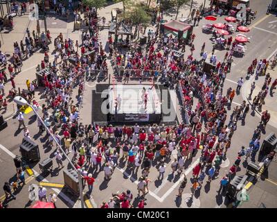 16 septembre 2012 - Phoenix, Arizona, États-Unis - lutteurs de Lucha Libre HALLOWEEN PEQUENO et CHI CHI carré pour un match d'exhibition sur l'héritage hispanique Jour à Phoenix. Les Diamondbacks de l'Arizona ont tenu leur 14e Journée du patrimoine hispanique, dimanche pour le coup d'envoi du Mois du patrimoine hispanique (sept. 15-oct. 15) avant le 1:10 p.m. match entre la D-dos et les Giants de San Francisco. L'attraction principale de la journée a été trois Lucha Libre USA exposition combats en face de Chase Field Stadium avant le jeu. (Crédit Image : © Jack Kurtz/ZUMAPRESS.com) Banque D'Images