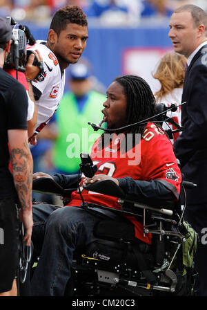 16 septembre 2012 - Floride, États-Unis - Tampa Bay Buccaneers quarterback Josh Freeman (5) parle à Eric LeGrand après le tirage au sort. Premier semestre l'action : les Tampa Bay Buccaneers jouer les Giants de New York au Stade MetLife à East Rutherford, New Jersey. le dimanche. A la mi-temps, les Bucs remportent 24-13. (Crédit Image : © Daniel Wallace/Tampa Bay Times/ZUMAPRESS.com) Banque D'Images