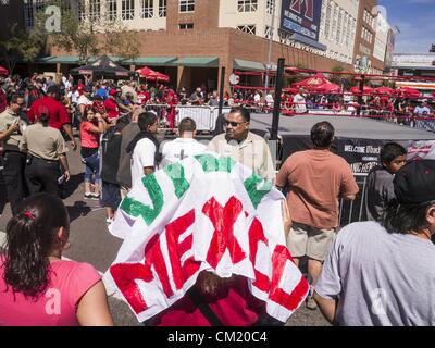 16 septembre 2012 - Phoenix, Arizona, États-Unis - une femme utilise un Viva Mexico bannière pour ombre avant de la Lucha Libre wrestling show à Phoenix. Les Diamondbacks de l'Arizona ont tenu leur 14e Journée du patrimoine hispanique, dimanche pour le coup d'envoi du Mois du patrimoine hispanique (sept. 15-oct. 15) avant le 1:10 p.m. match entre la D-dos et les Giants de San Francisco. L'attraction principale de la journée a été trois Lucha Libre USA exposition combats en face de Chase Field Stadium avant le jeu. (Crédit Image : © Jack Kurtz/ZUMAPRESS.com) Banque D'Images