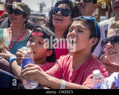 16 septembre 2012 - Phoenix, Arizona, États-Unis - Lucha Libre wrestling fans cheer lors d'un match d'exhibition de Lucha Libre sur la Journée du patrimoine hispanique à Phoenix. Les Diamondbacks de l'Arizona ont tenu leur 14e Journée du patrimoine hispanique, dimanche pour le coup d'envoi du Mois du patrimoine hispanique (sept. 15-oct. 15) avant le 1:10 p.m. match entre la D-dos et les Giants de San Francisco. L'attraction principale de la journée a été trois Lucha Libre USA exposition combats en face de Chase Field Stadium avant le jeu. (Crédit Image : © Jack Kurtz/ZUMAPRESS.com) Banque D'Images