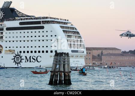 Protestation contre d'énormes bateaux de croisière à Venise, 16 septembre 2012, à l'avant de navire de croisière MSC Opera Banque D'Images