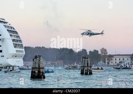 Protestation contre d'énormes bateaux de croisière à Venise, 16 septembre 2012, à l'avant de navire de croisière MSC Opera Banque D'Images