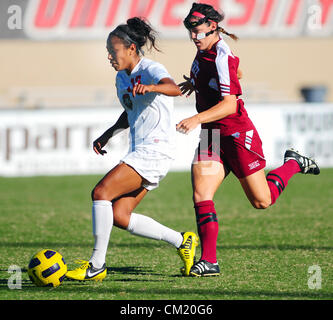 16 septembre 2012 - Albuquerque, NM, États-Unis - 091612 . L'UNM Lobos Elba Holguin, <cq >, gauche est défendu par New Mexico State Aggies, Mary Kate Koziol, <Qc., pendant le match joué le dimanche 16 septembre 2012. (Crédit Image : © Adolphe Pierre-Louis/Albuquerque Journal/ZUMAPRESS.com) Banque D'Images