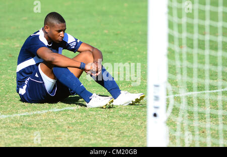 16 septembre 2012 - Albuquerque, NM, États-Unis - 091612 .Un joueur UC Irvine s'assoit tristement après l'UNM Lobos marquer le but en or lors de la 2e prolongation du match joué le dimanche 16 septembre 2012. (Crédit Image : © Adolphe Pierre-Louis/Albuquerque Journal/ZUMAPRESS.com) Banque D'Images