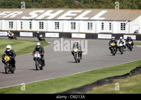 Goodwood Estate, Chichester, Royaume-Uni. 15 septembre 2012. Cavaliers sur la photo lors de la Barry Sheene Memorial. La renaissance est une étape magique dans le temps', présentant un mélange de voitures et de l'aviation des années 40, 50 et 60 et est l'un des plus populaires courses automobiles historiques dans le monde. Pour plus de renseignements, veuillez visiter www.goodwood.co.uk/renaissance. Banque D'Images