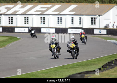 Goodwood Estate, Chichester, Royaume-Uni. 15 septembre 2012. Cavaliers sur la photo lors de la Barry Sheene Memorial. La renaissance est une étape magique dans le temps', présentant un mélange de voitures et de l'aviation des années 40, 50 et 60 et est l'un des plus populaires courses automobiles historiques dans le monde. Pour plus de renseignements, veuillez visiter www.goodwood.co.uk/renaissance. Banque D'Images