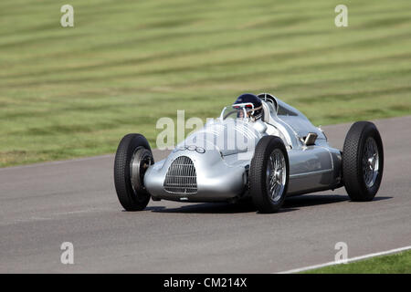 Goodwood Estate, Chichester, Royaume-Uni. 15 septembre 2012. Flèches d'argent de démonstration - la première fois depuis les années 30 que le 'Silver flèches' étaient unis sur la voie montrant une collection d'Auto Union et Mercedes-Benz Racers ainsi que deux le renouveau d'Alfa Romeo est une étape magique dans le temps', présentant un mélange de voitures et de l'aviation des années 40, 50 et 60 et est l'un des plus populaires courses automobiles historiques dans le monde. Pour plus de renseignements, veuillez visiter www.goodwood.co.uk/renaissance. Banque D'Images
