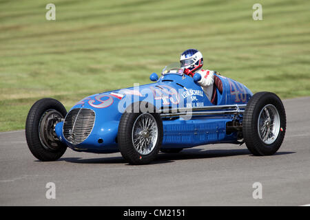 Goodwood Estate, Chichester, Royaume-Uni. 15 septembre 2012. Flèches d'argent de démonstration - la première fois depuis les années 30 que le 'Silver flèches' étaient unis sur la voie montrant une collection d'Auto Union et Mercedes-Benz Racers ainsi que deux le renouveau d'Alfa Romeo est une étape magique dans le temps', présentant un mélange de voitures et de l'aviation des années 40, 50 et 60 et est l'un des plus populaires courses automobiles historiques dans le monde. Pour plus de renseignements, veuillez visiter www.goodwood.co.uk/renaissance. Banque D'Images