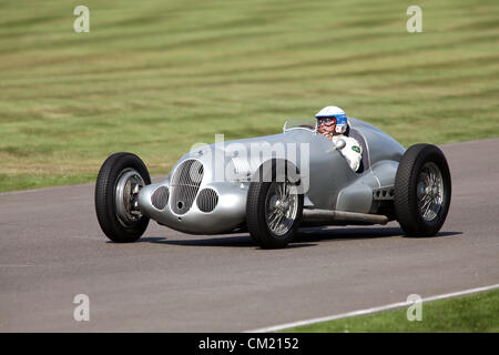 Goodwood Estate, ChichesteSilver Démonstration Flèches - Pour la première fois depuis les années 30 que le 'Silver flèches' étaient unis sur la voie montrant une collection d'Auto Union et Mercedes-Benz Racers ainsi que deux Alfa Romeo. -Mercedes Benz W25 illustré ici conduit par Jochen Mass. le revival est une étape magique dans le temps', présentant un mélange de voitures et de l'aviation des années 40, 50 et 60 et est l'un des plus populaires courses automobiles historiques dans le monde. Pour plus de renseignements, veuillez visiter www.goodwood.co.uk/renaissance. Banque D'Images