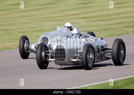 Goodwood Estate, Chichester, Royaume-Uni. 15 septembre 2012. Flèches d'argent de démonstration - la première fois depuis les années 30 que le 'Silver flèches' étaient unis sur la voie montrant une collection d'Auto Union et Mercedes-Benz Racers ainsi que deux le renouveau d'Alfa Romeo est une étape magique dans le temps', présentant un mélange de voitures et de l'aviation des années 40, 50 et 60 et est l'un des plus populaires courses automobiles historiques dans le monde. Pour plus de renseignements, veuillez visiter www.goodwood.co.uk/renaissance. Banque D'Images
