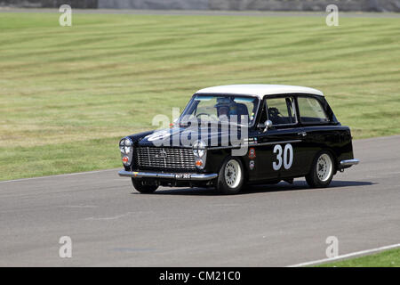 Goodwood Estate, Chichester, Royaume-Uni. 15 septembre 2012. Au cours de la course de St Mary's Trophy au Goodwood Revival. La renaissance est une étape magique dans le temps', présentant un mélange de voitures et de l'aviation des années 40, 50 et 60 et est l'un des plus populaires courses automobiles historiques dans le monde. Pour plus de renseignements, veuillez visiter www.goodwood.co.uk/renaissance. Banque D'Images