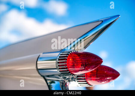 15 septembre 2012 - New Hyde Park, New York, États-Unis - un livre blanc 1959 Cadillac décapotable, l'une de ses fusées haute flamme tailfins avec feux arrière doubles en gros plan montre, est à New York AutoFest à New Hyde Park Car Show et Foire de rue. Banque D'Images