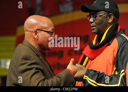 MIDRAND, AFRIQUE DU SUD : Le président Jacob Zuma tient la main de Cosatu Zwelinzima Vavi, secrétaire général au cours de la 11e Conférence nationale du Cosatu au Gallagher Estate le 17 septembre 2012 à Midrand, Afrique du Sud. Les délégués ont tenu une cérémonie d'allumage de bougie en souvenir de ceux qui sont morts. (Photo par Gallo Images / Photos / Felix24 Dlangamandla) Banque D'Images