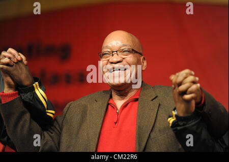 MIDRAND, AFRIQUE DU SUD : Le président Jacob Zuma au cours de la 11e Conférence nationale du Cosatu au Gallagher Estate le 17 septembre 2012 à Midrand, Afrique du Sud. Les délégués ont tenu une cérémonie d'allumage de bougie en souvenir de ceux qui sont morts. (Photo par Gallo Images / Photos / Felix24 Dlangamandla) Banque D'Images