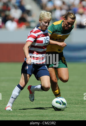 16.09.2012. Californie, USA. Megan Rapinoe (15) lutte pour la possession du ballon avec Emily van Egmond (15) (AUS) au cours de l'environnement entre l'Australie et les États-Unis au Home Depot Center de Carson, en Californie. Banque D'Images