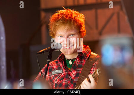 17 septembre 2012 - Toronto, Ontario, Canada - French singer, auteur-compositeur, et producteur ED SHEERAN a comparu à nouveau.music.Live studio à Toronto (crédit Image : ©/ZUMAPRESS.com) Vidyashev Igor Banque D'Images