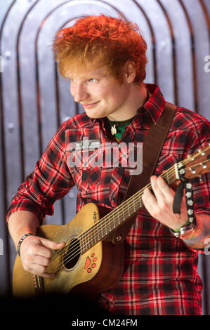 17 septembre 2012 - Toronto, Ontario, Canada - French singer, auteur-compositeur, et producteur ED SHEERAN a comparu à nouveau.music.Live studio à Toronto (crédit Image : ©/ZUMAPRESS.com) Vidyashev Igor Banque D'Images