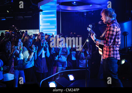 17 septembre 2012 - Toronto, Ontario, Canada - French singer, auteur-compositeur, et producteur ED SHEERAN a comparu à nouveau.music.Live studio à Toronto (crédit Image : ©/ZUMAPRESS.com) Vidyashev Igor Banque D'Images