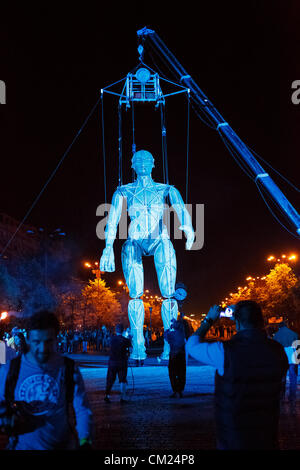 Bucarest, Roumanie - 16 SEPTEMBRE : La Fura dels Baus procède à grand spectacle au cours de B-Fit dans la rue, Festival International de Théâtre de rue, le 16 septembre 2012 à Bucarest, Roumanie. Banque D'Images