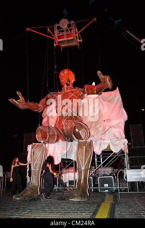 Bucarest, Roumanie - 16 SEPTEMBRE : La Fura dels Baus procède à grand spectacle au cours de B-Fit dans la rue, Festival International de Théâtre de rue, le 16 septembre 2012 à Bucarest, Roumanie. Banque D'Images