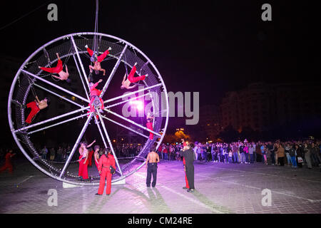 Bucarest, Roumanie - 16 SEPTEMBRE : La Fura dels Baus procède à grand spectacle au cours de B-Fit dans la rue, Festival International de Théâtre de rue, le 16 septembre 2012 à Bucarest, Roumanie. Banque D'Images