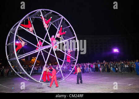 Bucarest, Roumanie - 16 SEPTEMBRE : La Fura dels Baus procède à grand spectacle au cours de B-Fit dans la rue, Festival International de Théâtre de rue, le 16 septembre 2012 à Bucarest, Roumanie. Banque D'Images