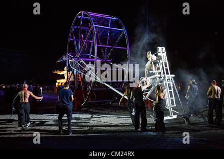 Bucarest, Roumanie - 16 SEPTEMBRE : La Fura dels Baus procède à grand spectacle au cours de B-Fit dans la rue, Festival International de Théâtre de rue, le 16 septembre 2012 à Bucarest, Roumanie. Banque D'Images