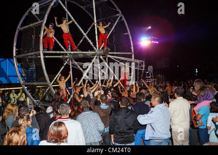 Bucarest, Roumanie - 16 SEPTEMBRE : La Fura dels Baus interagit avec les artistes au cours de l'auditoire B-Fit dans la rue, Festival International de Théâtre de rue, le 16 septembre 2012 à Bucarest, Roumanie. Banque D'Images