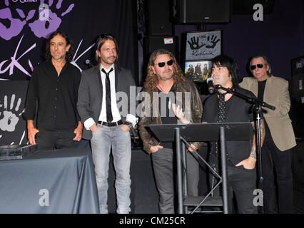 La cérémonie d'intronisation à Mana pour groupe Latin Mana intronisé au Rock Hollywood Walk, Guitar Center, Los Angeles, CA Septembre 17, 2012. Photo par : Elizabeth Goodenough/Everett Collection Banque D'Images