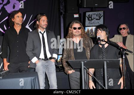 La cérémonie d'intronisation à Mana pour groupe Latin Mana intronisé au Rock Hollywood Walk, Guitar Center, Los Angeles, CA Septembre 17, 2012. Photo par : Elizabeth Goodenough/Everett Collection Banque D'Images