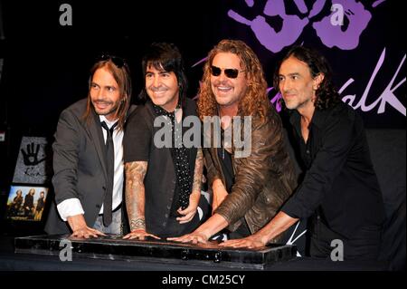 La cérémonie d'intronisation à Mana pour groupe Latin Mana intronisé au Rock Hollywood Walk, Guitar Center, Los Angeles, CA Septembre 17, 2012. Photo par : Elizabeth Goodenough/Everett Collection Banque D'Images