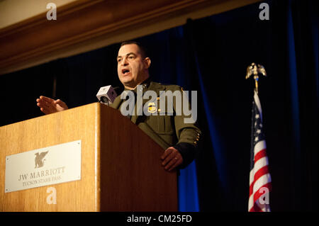 17 septembre 2012 - Tucson, Arizona, États-Unis - Le chef MICHAEL FISCHER, le chef de la patrouille frontalière américaine, parle de morts BP B. agent Terry lors d'un événement à un resort de Tucson (Arizona) où la famille de B. Terry ont été présentés avec le badge du Congrès de la bravoure pour les morts Border Patrol agent. Terry a été tué près de Nogales, en Arizona en 2010 par de présumés trafiquants de drogue. Le ministère de la Justice devrait publier des documents sur l'échec de l'opération des armes à feu-marche rapide et furieux le mercredi, et d'une audience du Congrès est prévue pour jeudi. Banque D'Images