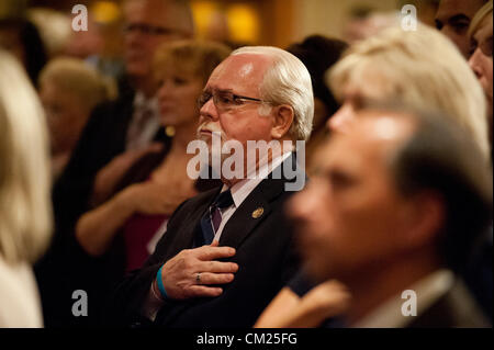 17 septembre 2012 - Tucson, Arizona, États-Unis - Rempl. RON BARBER (D-Arizona) est l'acronyme de l'hymne national lors d'un événement à un resort de Tucson (Arizona) où la famille de B. Terry ont été présentés avec le badge du Congrès de la bravoure pour les morts Border Patrol agent. Terry a été tué près de Nogales, en Arizona en 2010 par de présumés trafiquants de drogue. (Crédit Image : ©/ZUMAPRESS.com) s Seberger Banque D'Images