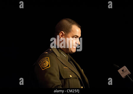 17 septembre 2012 - Tucson, Arizona, États-Unis - Le chef MICHAEL FISCHER, le chef de la patrouille frontalière américaine, parle de morts BP B. agent Terry lors d'un événement à un resort de Tucson (Arizona) où la famille de B. Terry ont été présentés avec le badge du Congrès de la bravoure pour les morts Border Patrol agent. Terry a été tué près de Nogales, en Arizona en 2010 par de présumés trafiquants de drogue. Le ministère de la Justice devrait publier des documents sur l'échec de l'opération des armes à feu-marche rapide et furieux le mercredi, et d'une audience du Congrès est prévue pour jeudi. Banque D'Images