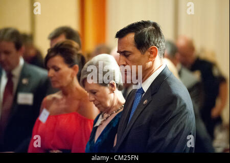 17 septembre 2012 - Tucson, Arizona, États-Unis - Rempl. Darrell Issa prie lors d'un événement à un resort de Tucson (Arizona) où la famille de B. Terry ont été présentés avec le badge du Congrès de la bravoure pour les morts Border Patrol agent. Terry a été tué près de Nogales, en Arizona en 2010 par de présumés trafiquants de drogue. Issa fait des vagues cet été, accusant l'administration d'essayer de cacher les détails de l'échec de l'opération des armes à feu-marche rapide et furieux. (Crédit Image : ©/ZUMAPRESS.com) s Seberger Banque D'Images