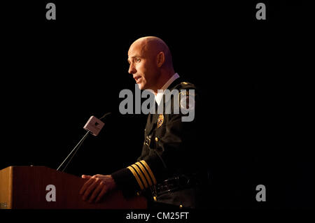 17 septembre 2012 - Tucson, Arizona, États-Unis - Pinal Comté (Arizona) Sheriff PAUL BABEU parle lors d'un événement à un resort de Tucson (Arizona) où la famille de B. Terry ont été présentés avec le badge du Congrès de la bravoure pour les morts Border Patrol agent. Terry a été tué près de Nogales, en Arizona en 2010 par de présumés trafiquants de drogue. Banque D'Images