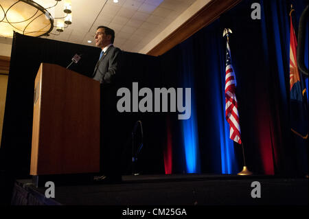 17 septembre 2012 - Tucson, Arizona, États-Unis - Rempl. Darrell Issa (R-Californie), prend la parole lors d'un événement à un resort de Tucson (Arizona) où la famille de B. Terry ont été présentés avec le badge du Congrès de la bravoure pour les morts Border Patrol agent. Terry a été tué près de Nogales, en Arizona en 2010 par de présumés trafiquants de drogue. L'AISS a mis au défi l'administration Obama dans le cadre de son traitement de l'enquête sur l'échec de l'opération des armes à feu-marche rapide et furieux. Le ministère de la Justice devrait publier des documents sur rapide et furieux le mercredi, et une audience est prévue au Congrès sur l'affaire Banque D'Images