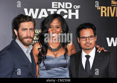 Jake Gyllenhaal, Shondrella Avery, Michael Pena aux arrivées de FIN DE REGARDER LA PREMIERE, Hollywood Boulevard, Los Angeles, CA Septembre 17, 2012. Photo par : Elizabeth Goodenough/Everett Collection Banque D'Images