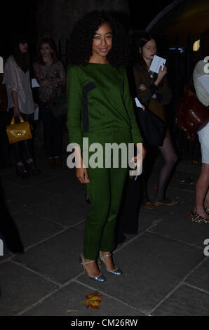 17 septembre 2012 : Corinne Bailey Rae repéré au Topshop l'espace au cours de la Semaine de la mode de Londres, Londres, Royaume-Uni. Vous pourrez voir au Défilé Philip Treacy arrivées. Banque D'Images