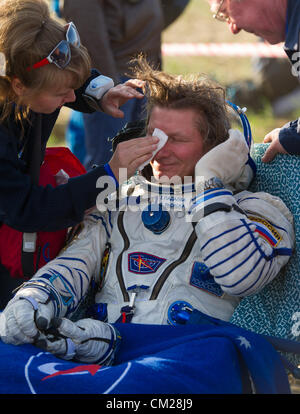 Expedition 32 Le commandant Gennady Padalka est assisté par le personnel de soutien de l'équipage après son atterrissage dans la capsule Soyouz le 17 septembre 2012 près de la ville d'Arkalyk, au Kazakhstan. Acaba, Padalka et Revin est revenu de cinq mois à bord de la Station spatiale internationale où ils ont servi en tant que membres de l'Expédition 31 et 32 équipes. Banque D'Images