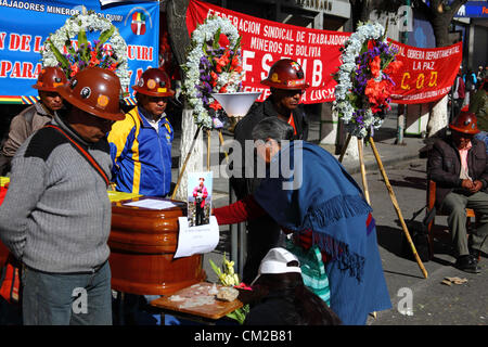 LA PAZ, BOLIVIE, le 19 septembre 2012. Un membre du public paie ses respects à FSTMB (une fédération d'état mineurs salariés) membre Héctor Choque, un mineur qui est mort de blessures causées par des explosions de dynamite dans soutenue au cours d'une protestation par les coopératives hier que les mineurs ont tourné à la violence. Banque D'Images