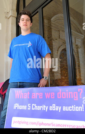 Covent Garden, Londres, Royaume-Uni. 19 septembre 2012. Ryan Williams files d'en dehors de l'Apple Store de Covent Garden pour une semaine pour acheter le nouvel iPhone 5 dont il sera ensuite mise aux enchères sur eBay pour la recherche sur le cancer. Ryan et son ami Peter King [photo] pas d'attente a débuté le 14 septembre, le téléphone est en vente ce vendredi. Banque D'Images