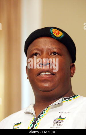 JOHANNESBURG, AFRIQUE DU SUD : expulsés Ligue de jeunesse de l'ANC Julius Malema, le leader des adresses des médias le 18 septembre 2012 à Johannesburg, Afrique du Sud. Malema, qui a récemment été bloqué par la police de parler à des travailleurs de la mine de Lonmin en grève, a accusé le président Jacob Zuma et plusieurs ministres d'être derrière une parcelle de l'avoir tué. (Photo par Gallo / images / Sowetan Veli Nhlapo) Banque D'Images