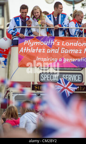 Plymouth, au Royaume-Uni. 19/09/2012. Un bus à toit ouvert pour Plymouth Olympiens et Paralympiens passe des milliers de personnes qui s'est avéré de Plymouth à dire bien fait pour les athlètes et les décideurs de jeux autour de la région de Plymouth. Banque D'Images