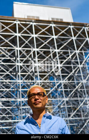 Septembre 19, 2012, New York, NY Le jour de son ouverture, l'artiste japonais Tatzu Nishi en face de son installation 'Découverte de Columbus, dans l''un salon-comme enceinte autour de 13 pieds de la statue de Columbus au sommet d'une colonne de 70 pieds à New York's Columbus Circle. Banque D'Images