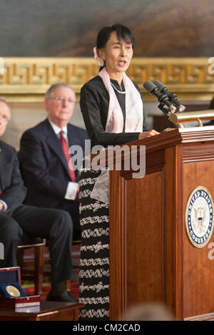 19 septembre 2012 - Washington,DC,USA - Aung San Suu Kyi reçoit la médaille d'or du Congrès, plus haute distinction civile dans la rotonde du Capitole. Crédit photo : Rudy K/Alamy Live News Banque D'Images